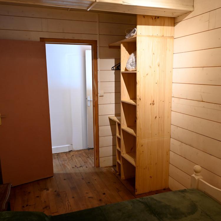 chambre 1 étagères